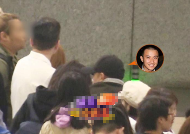 文章离婚后首次带女儿现场,文竹君表情尴尬,文章尽力防街拍