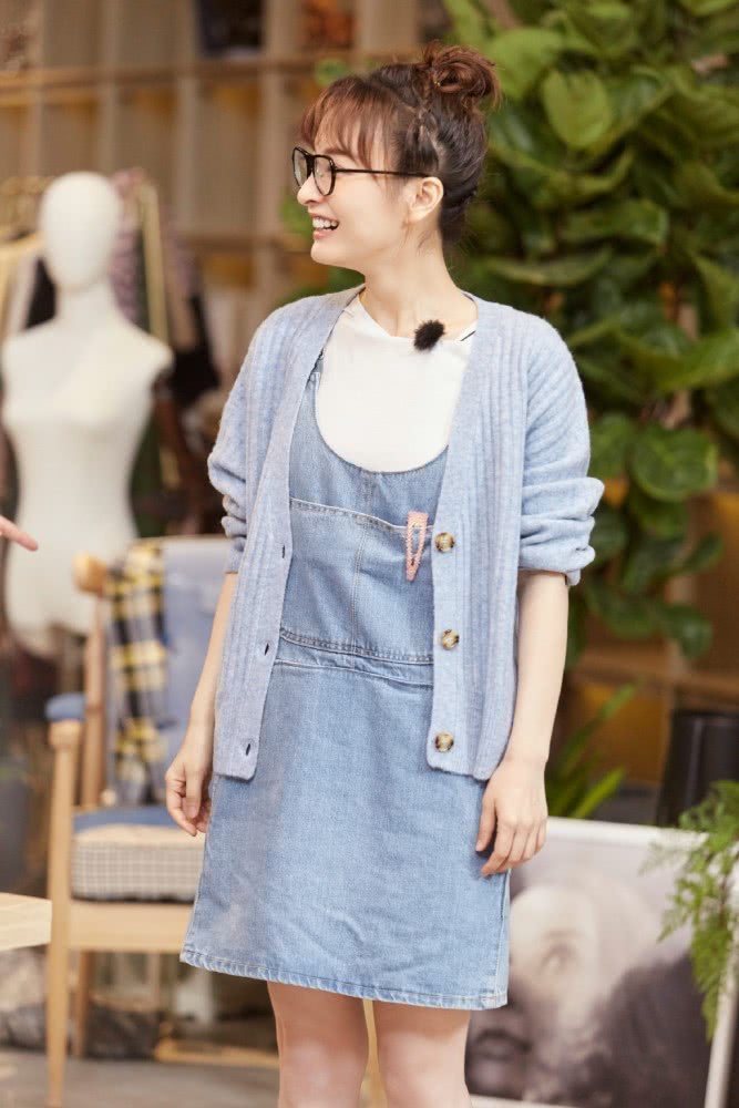 吴昕最新造型，短上衣搭配牛仔裤，小细腰让人眼前一亮