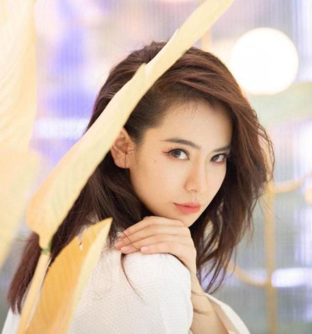 不愧是杨子的老婆,壕气!黄圣依大方送上护肤品,戚薇一脸惊讶