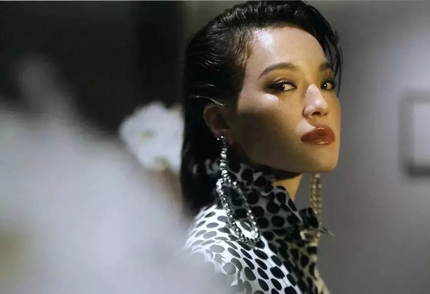 深受戚薇宋茜等女明星宠爱的夸张耳饰，时髦到让你抛弃所有耳钉