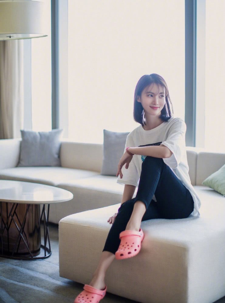 美女金晨穿吊带亮片纱裙，优雅似美人鱼