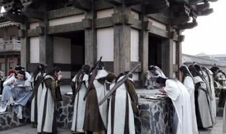 剧组盒饭也分三六九等,明星大鱼大肉,群演大米配白开水