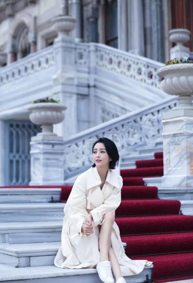 美女明星佟丽娅穿白裙秀直角肩太仙女,连脚丫都是美的