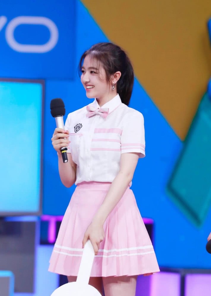 美女李兰迪穿泰迪熊大衣，配黑发尽显清纯女人味