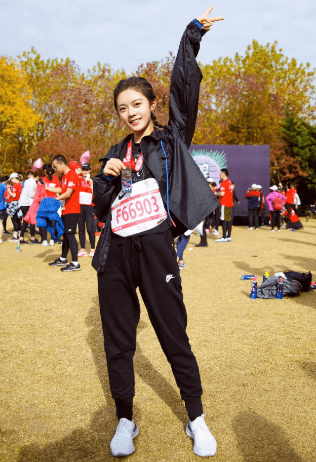美女赵今麦把裤子折两折,却暴露了真实身材