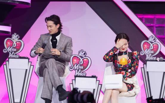 美女戚薇为了美也是拼了，穿印花裙录节目，裙子都短到胯骨边了