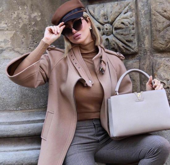 70后的她却有20岁的身材,时尚穿搭尽显魔鬼身材