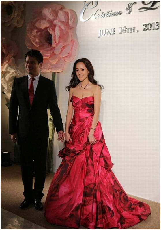 台湾美女关颖晒照,长发披肩气质温柔,四年三胎这身材也太好了