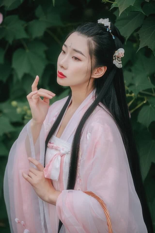 当汉服和洛丽塔裙撑搭配在一起，很是美貌的新式穿法，袍子爱了