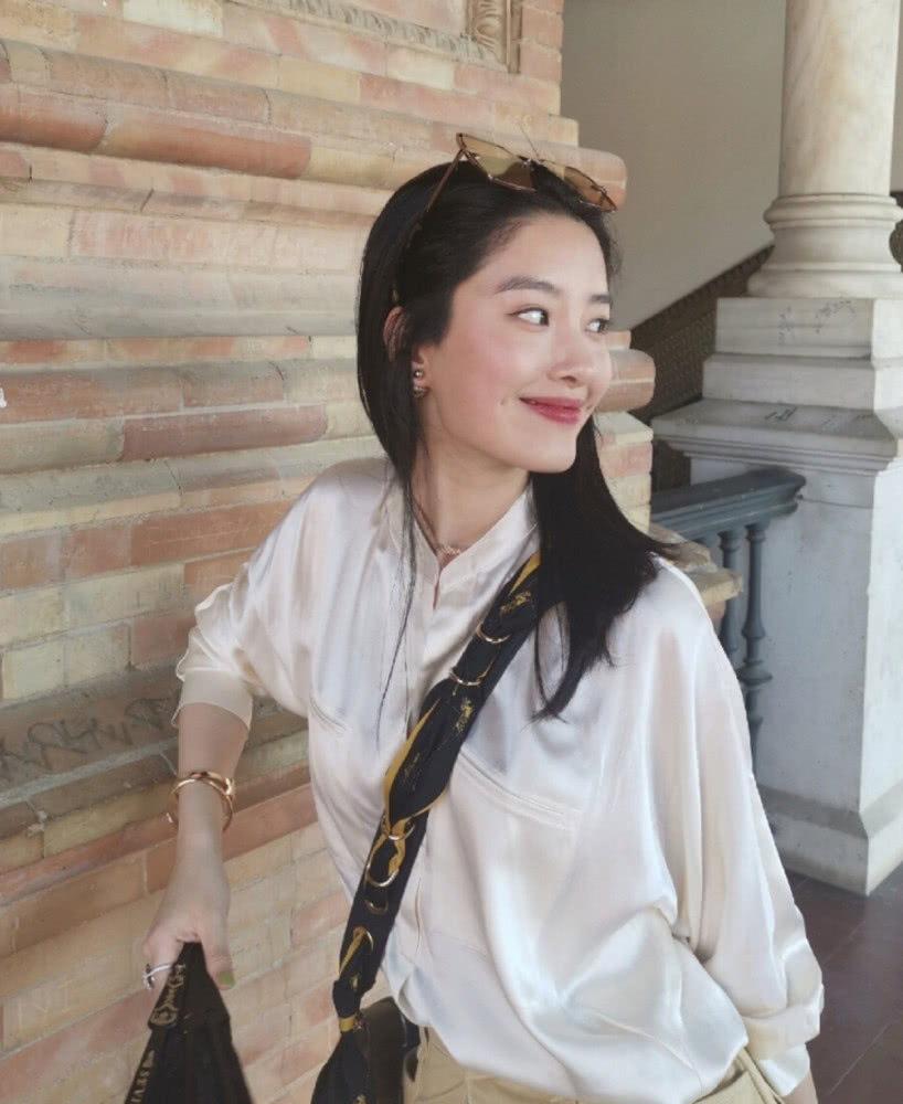 美女杨采钰一身蓝花短裙出镜,两个酒窝太美了,清新又时尚