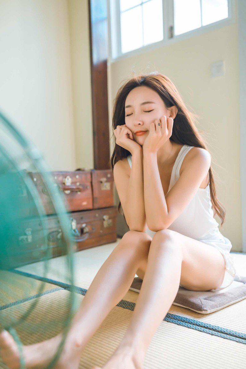 长腿美女尤物丰满性感美女写真图片