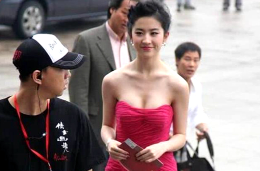 刘亦菲上学时没有人追?当看到她的学生照后,网友:这谁敢追啊!