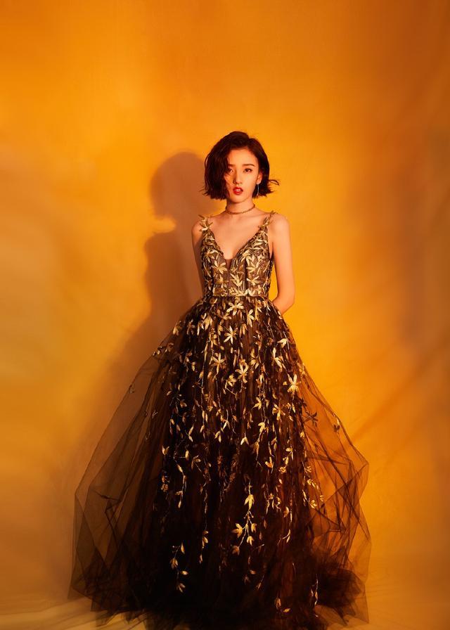 美女宋祖儿穿露肩轻纱裙，美似小仙女