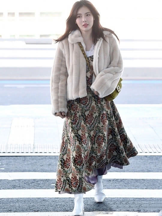 韩国美女明星金泫雅淡妆也很美,羊羔毛外套搭配碎花裙少女感十足!