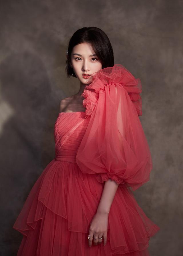 美女宋祖儿穿露肩轻纱裙,美似小仙女
