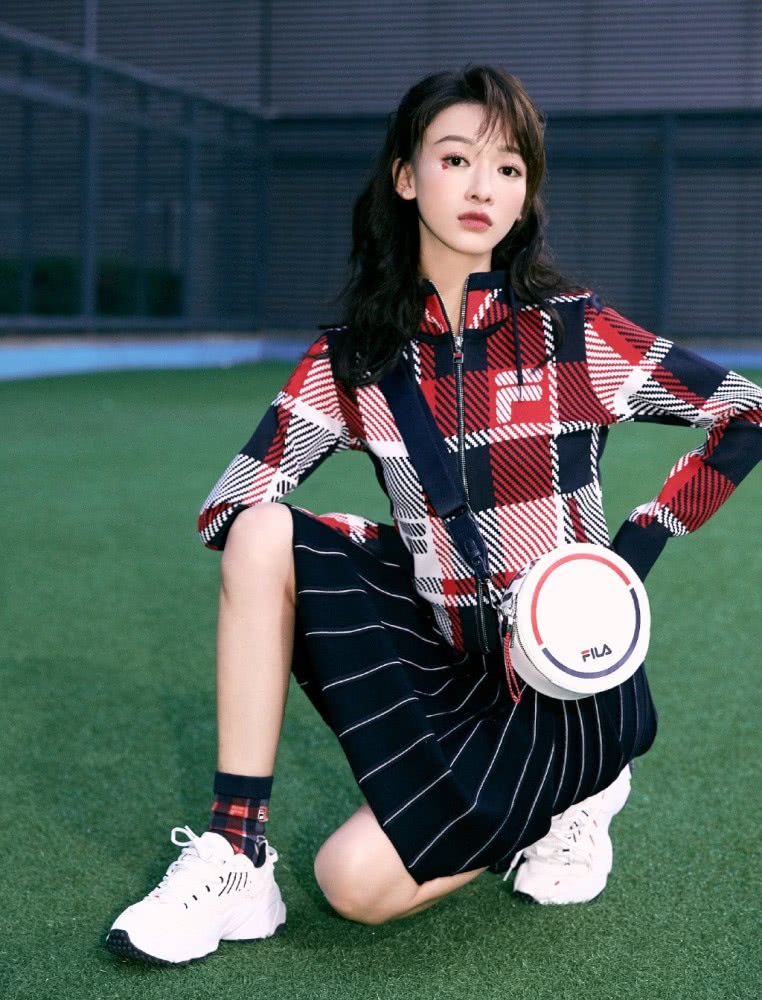 吴谨言穿外套配短裙,少女感十足