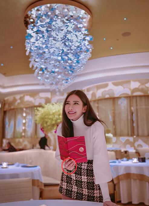 结婚了?新加坡第一名媛蔡欣颖晒与男友同框照,无名指钻戒超抢镜