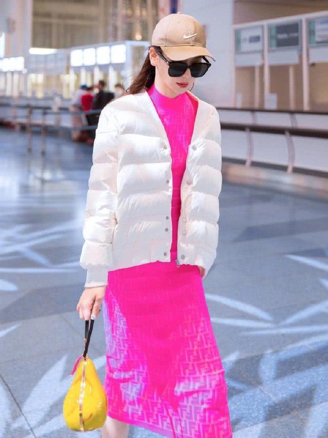 美女戚薇简直就是行走的衣架,随意穿浴袍出席活动,凌乱头发太有女人味