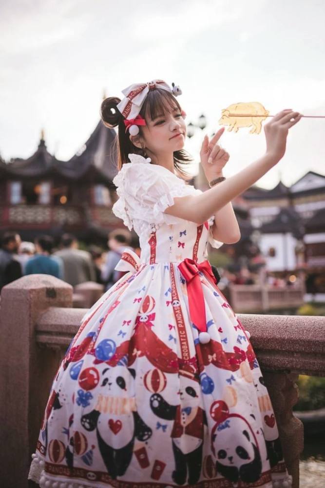 当汉服和洛丽塔裙撑搭配在一起,很是美貌的新式穿法,袍子爱了