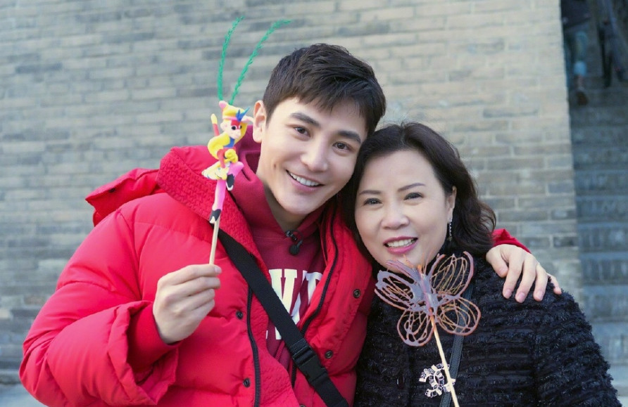 自己迟到赶不上飞机，却在机场辱骂中国人，孙坚回怼的太霸气