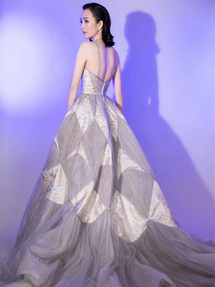 秦岚和王鸥同穿几何菱格裙，你更喜欢谁？