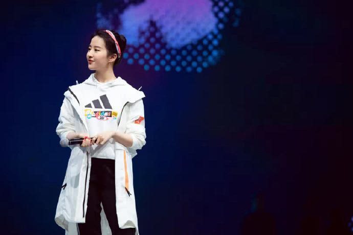 美女刘亦菲可爱发箍配运动套装,颜值仿佛添加了防腐剂