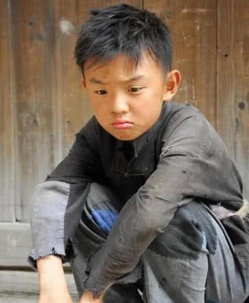 他从7岁开始出道,出道12年却不温不火,如今19岁帅到犯规!