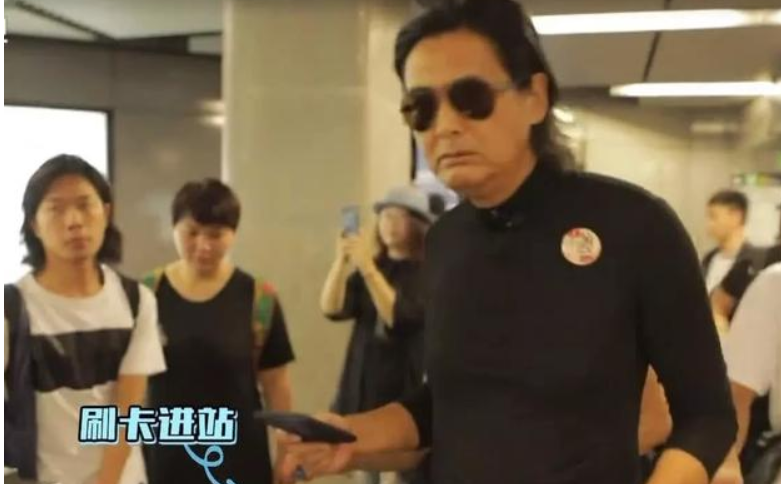 周润发到底有多低调?身家56亿却坐地铁出行,网友:不服不行