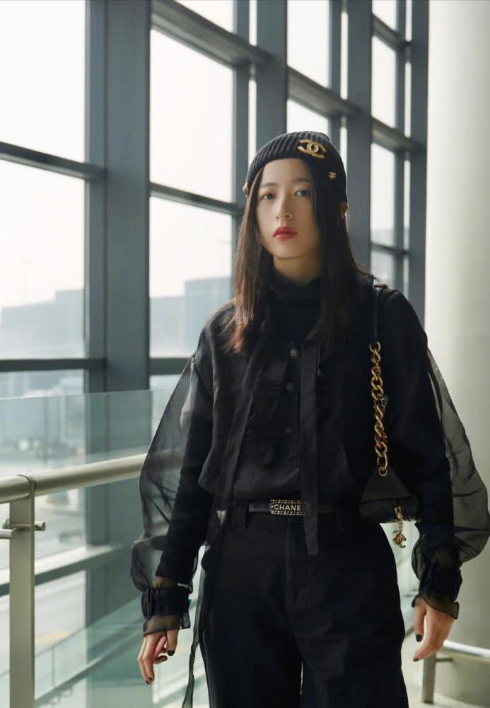 美女周雨彤一袭灰色长纱裙现身，完美勾勒肩颈线条，带着少女的灵动感