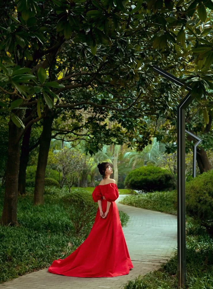 美女宋茜穿红色裙装太好看,简单的衣服穿出了不一样的感觉