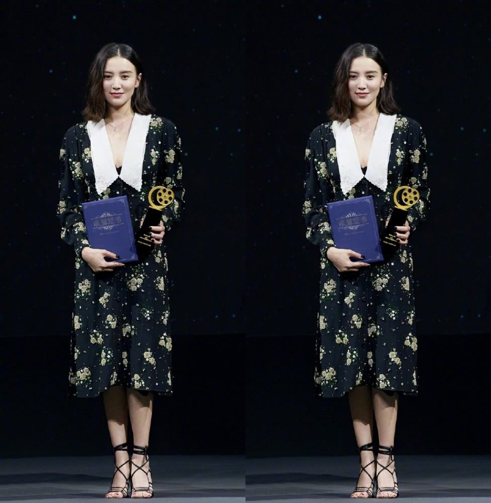 美女宋佳穿V领裙踩细高跟，散发迷人魅力