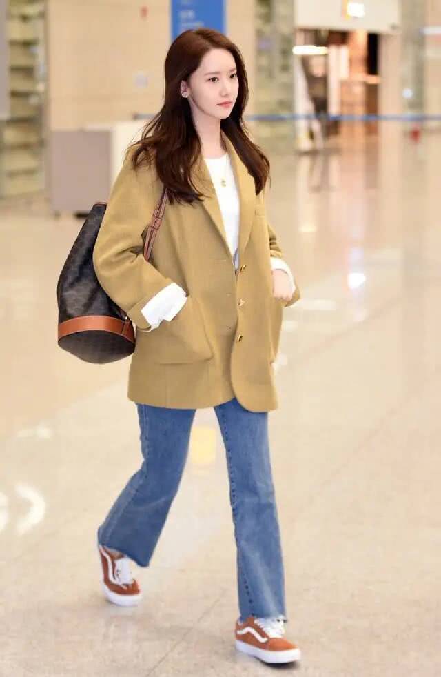 韩国美女林允儿机场时尚穿搭,灯芯绒背带裤内搭高领毛衣,乖巧甜美超有范