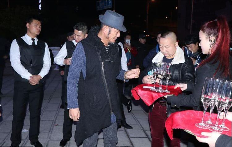 头婚出轨二婚又出轨?吸毒被抓无人嫁,年过50只能与前妻复婚