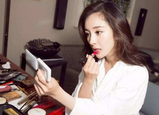 天天涂口红的女人最容易出现这3个“异样”,难怪起皮掉色嘴唇干