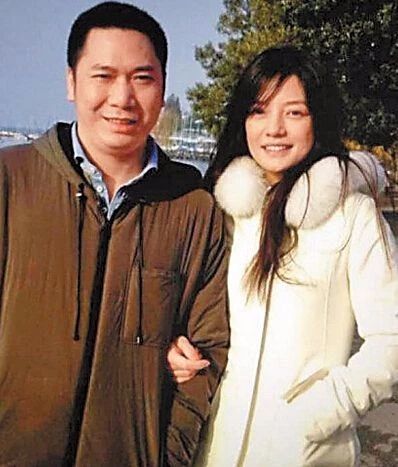 赵薇老公欠债6亿不还?还恐吓名媛撤诉?赵薇疯狂捞金帮助黄有龙