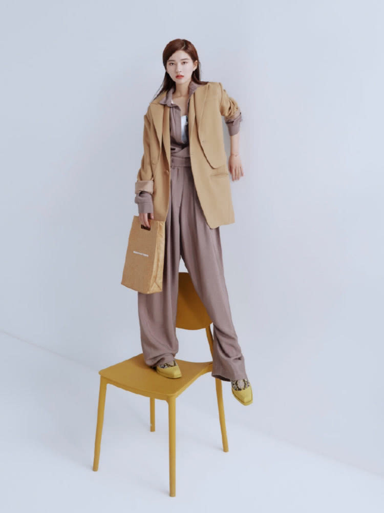 美女赵露思拍时尚杂志，连体裤配西装清纯优雅，这气质太好了