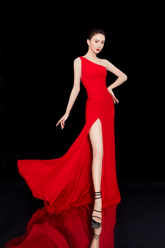 美女金晨穿吊带亮片纱裙，优雅似美人鱼