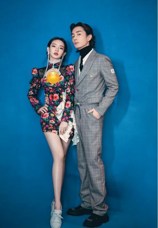 美女戚薇为了美也是拼了，穿印花裙录节目，裙子都短到胯骨边了