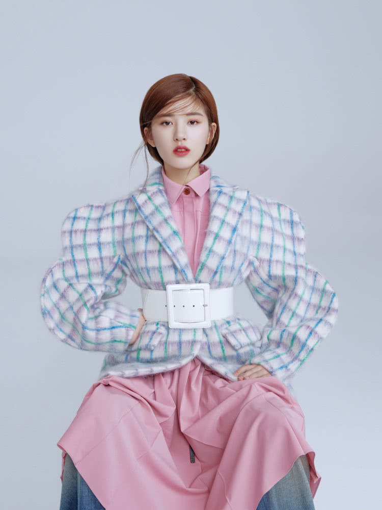 美女赵露思拍时尚杂志，连体裤配西装清纯优雅，这气质太好了