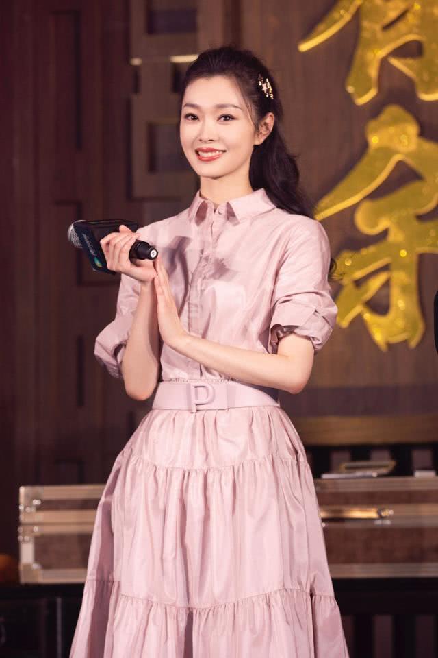 美女李沁针织短裙太唯美！但还是被抢镜