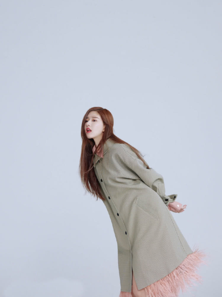 美女赵露思拍时尚杂志，连体裤配西装清纯优雅，这气质太好了