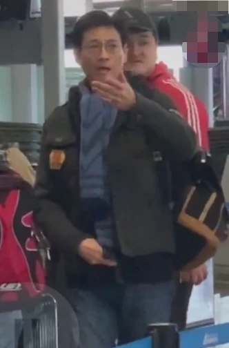 72岁郑少秋罕现身，精壮不输少年人！对身旁女生甜言蜜语超会撩