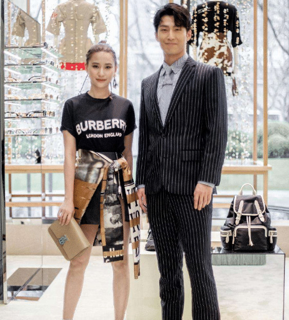 窦骁当街拥吻女友,何超莲完全被沦陷,成赌王孙女婿已板上钉钉?