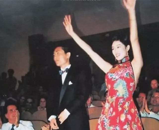 巩俐26年前的旧照片流出，身材太水灵，有谁注意到她身边的张艺谋