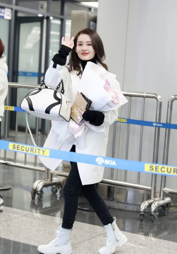 气质美女李沁和鞠婧祎都穿白色西装走机场,“腿精”比美太养眼