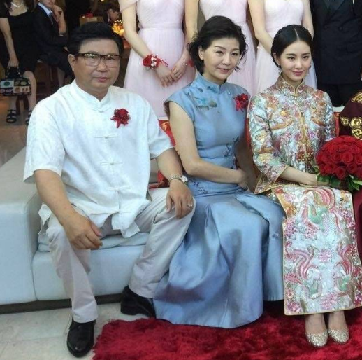 吴奇隆和丈母娘只差2岁！看到同框照片时，网友：叫妈有点尴尬