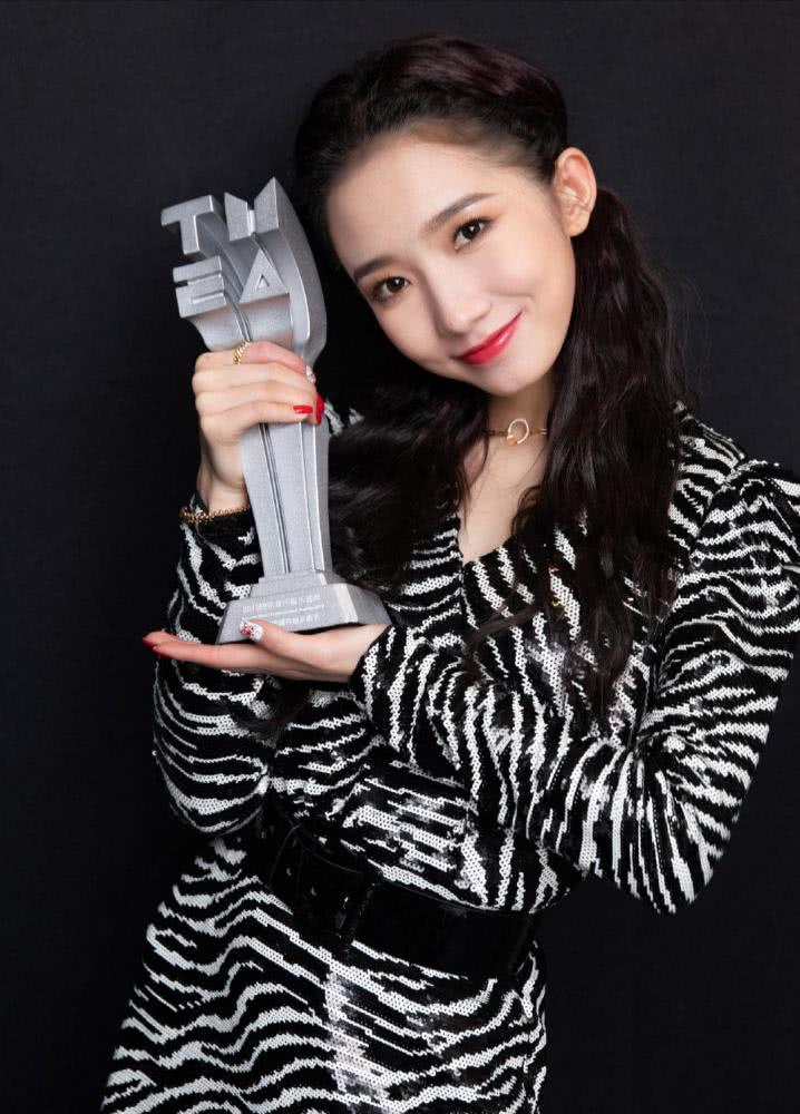 美女孟美岐变甜妹子,水貂绒毛衣配白色裤子,软萌形象惹人爱