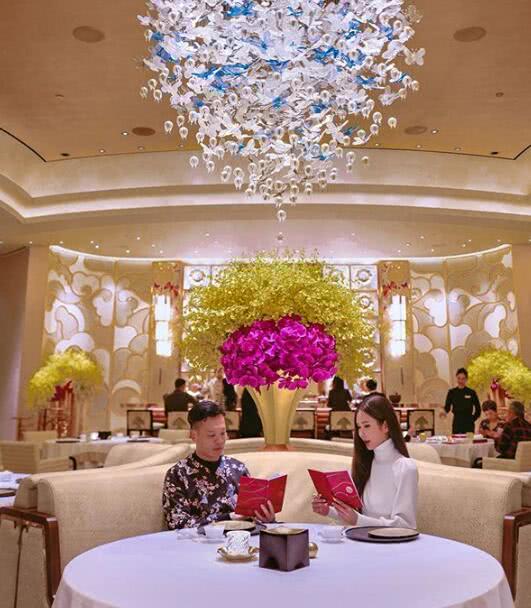 结婚了?新加坡第一名媛蔡欣颖晒与男友同框照,无名指钻戒超抢镜