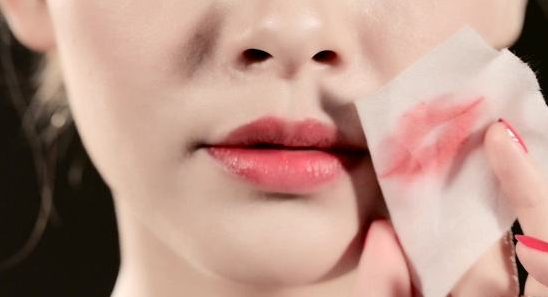 天天涂口红的女人最容易出现这3个“异样”,难怪起皮掉色嘴唇干