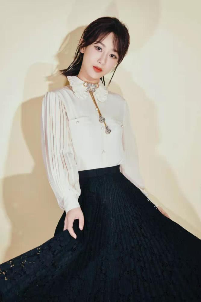 美女杨紫出席活动穿一袭薄荷绿轻纱裙，配精致编发好甜美